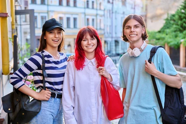 Χαρούμενοι Χαμογελαστοί Έφηβοι Φίλοι Κοιτώντας Την Κάμερα Στο Δρόμο Της — Φωτογραφία Αρχείου