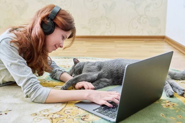 Preteen Girl Headphones Laptop Sleeping Gray British Cat Lying Floor — Stock Photo, Image