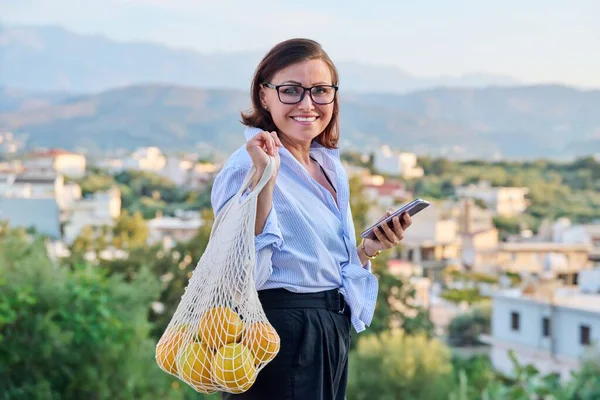 Retrato Livre Bela Mulher Madura Natureza Verão Céu Cidade Montanhosa — Fotografia de Stock