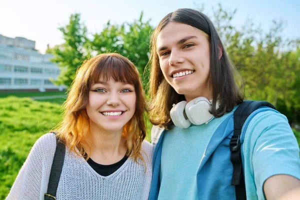 Unga Tonårsvänner Kille Och Flicka Har Roligt Skrattar Tar Selfie — Stockfoto