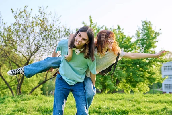 Couple Heureux Avoir Des Adolescents Amusants Ensemble Plein Air Jeune — Photo