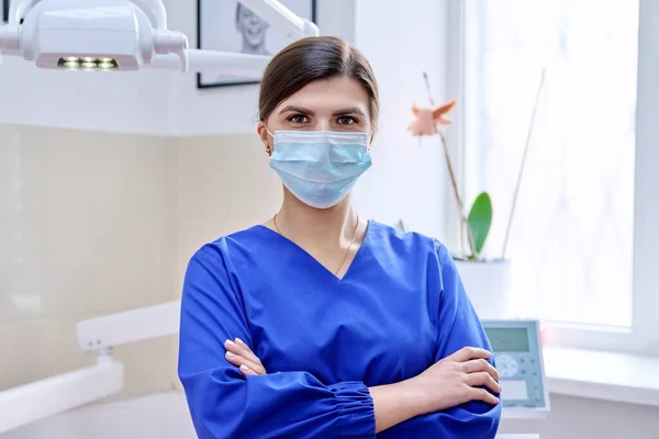 Retrato Doctora Dentista Confiada Consultorio Mirando Cámara Mujer Joven Con — Foto de Stock