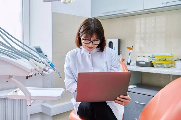 Médico Dentista Sentado Escritório Usando Laptop Odontologia Cuidados Saúde Tratamento — Fotografia de Stock