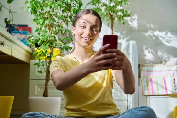 Adolescente Que Usa Teléfono Inteligente Para Una Videollamada Conferencia Hablando — Foto de Stock