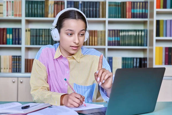 Adolescente Estudiante Femenina Auriculares Sentados Biblioteca Escuela Utilizando Ordenador Portátil —  Fotos de Stock