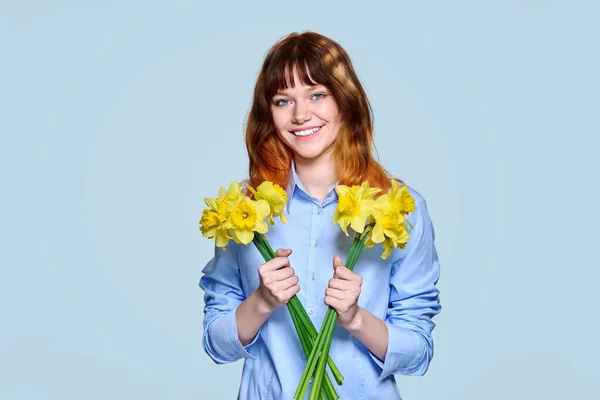 Portrait Jeune Femme Avec Bouquet Fleurs Jaunes Regardant Caméra Fond — Photo