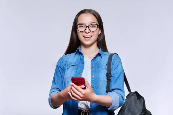 Sonriente Hermosa Estudiante Secundaria Adolescente Con Mochila Con Teléfono Inteligente — Foto de Stock