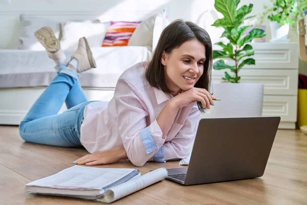 Young Female University Student Studying Home Lying Floor Using Laptop — Stock Photo, Image