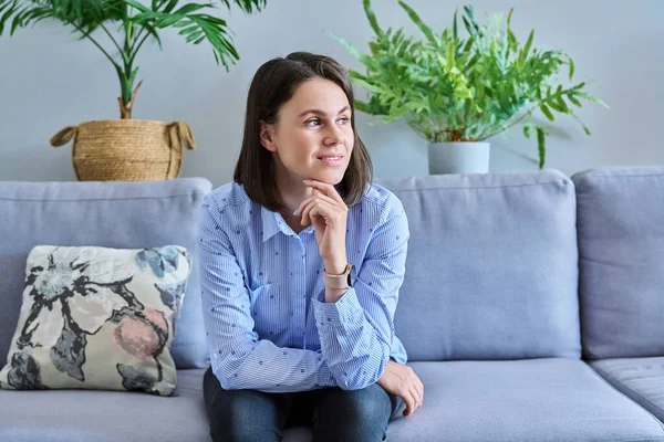若い美しい女性が家でソファに座っている 笑顔のビジネス女性の肖像画 教師のフリーランスの学生ブロガーVlogger 20代のコンセプト — ストック写真