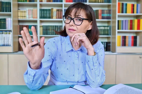 Professora Biblioteca Falar Olhar Para Webcam Cara Close Tutor Fazendo — Fotografia de Stock