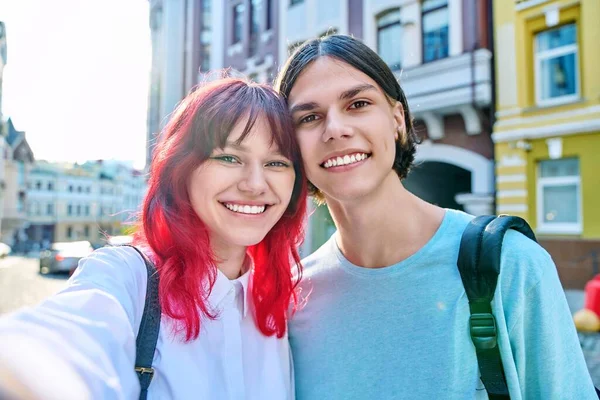 Joven Adolescente Amigos Chico Chica Divirtiéndose Riendo Tomando Foto Selfie —  Fotos de Stock