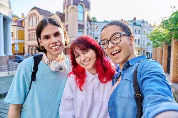 Διασκεδάζουν Ευτυχισμένοι Έφηβοι Κοιτώντας Την Κάμερα Βγάζοντας Σέλφι Τρεις Έφηβοι — Φωτογραφία Αρχείου