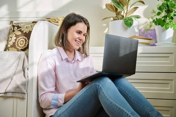 Schöne Junge Frau Mit Laptop Für Videokonferenz Chat Anrufe Lachende — Stockfoto