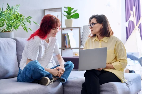 Therapy Session Teenage Girl Psychologist Patient Together Couch Office Social — Photo