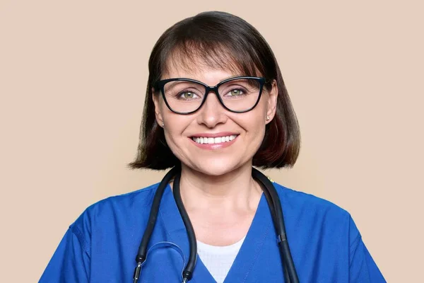 Enfermeira Meia Idade Uniforme Azul Com Estetoscópio Sorrindo Olhando Para — Fotografia de Stock