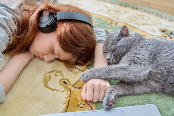 Menina Pré Adolescente Fones Ouvido Dormindo Com Gato Chão Casa — Fotografia de Stock