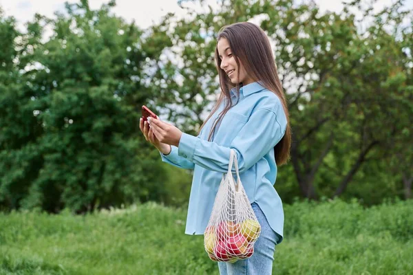 Μια Όμορφη Έφηβη Στο Πάρκο Χρησιμοποιεί Smartphone Νεαρή Γυναίκα Κόσκινο — Φωτογραφία Αρχείου