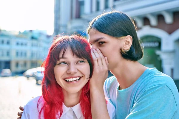 Deux Amis Étudiants Adolescents Gars Chuchote Secret Oreille Petite Amie — Photo