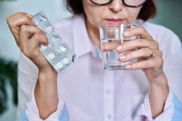 Großaufnahme Einer Frauenhand Mit Einer Blase Aus Tabletten Und Einem — Stockfoto