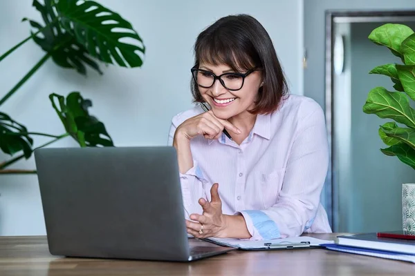 Mature Woman Using Laptop Video Call Virtual Meeting Conference Chat — Stock Photo, Image