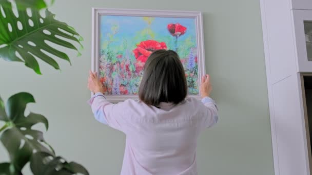 Mulher Pendurado Flores Florais Arte Emoldurada Casa Parede Arte Decoração — Vídeo de Stock