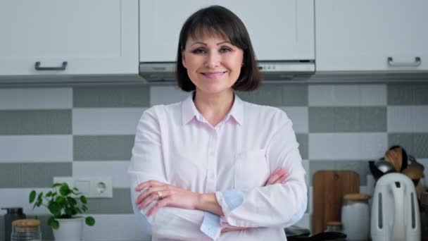 Retrato Mujer Madura Mirando Cámara Cocina Del Hogar Mujer Sonriente — Vídeo de stock