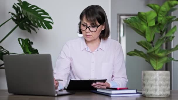 Mujer Madura Que Trabaja Con Ordenador Portátil Mientras Está Sentada — Vídeos de Stock