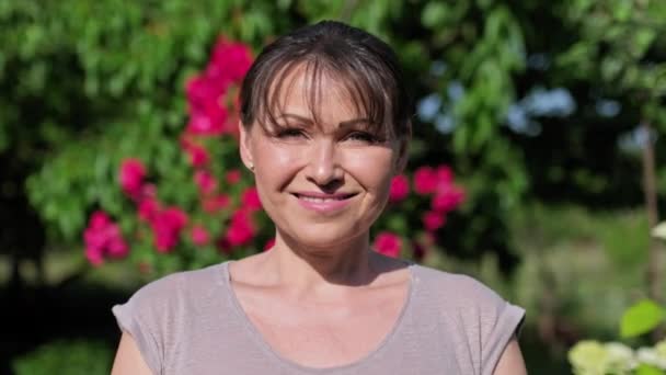 Porträt Einer Schönen Frau Mittleren Alters Einem Blühenden Sommergarten Glücklich — Stockvideo