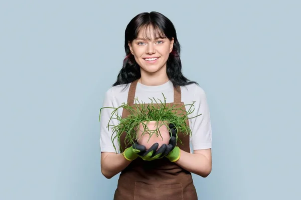 Lächelnde Junge Frau Schürzenhandschuhen Mit Topfpflanze Blickt Die Kamera Auf — Stockfoto
