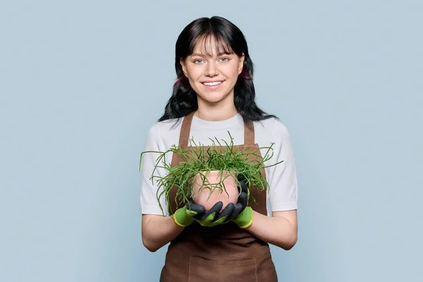 앞치마를 배경에서 카메라를 과웃고 있었다 화원에서 일하는 긍정적 노동자 서비스 — 스톡 사진