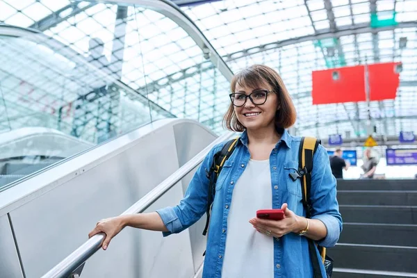 Middle Aged Woman Backpack Smartphone Her Hands Walking Stairs Escalator — Stock Photo, Image