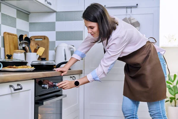 Giovane Donna Che Cucina Cibo Nel Forno Casa Cucina Femmina — Foto Stock