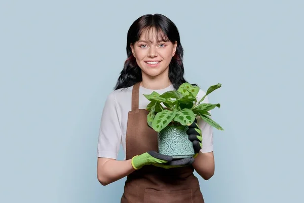 Jeune Femme Souriante Dans Des Gants Tablier Avec Plante Pot — Photo