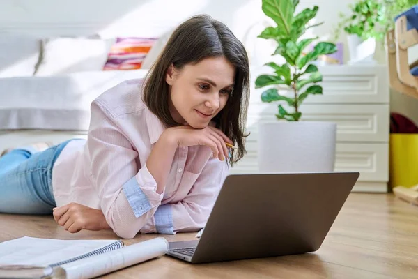 Giovane Studentessa Universitaria Che Studia Casa Sdraiata Sul Pavimento Usando — Foto Stock