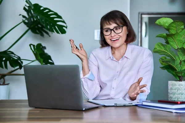 Mature Woman Using Laptop Video Call Virtual Meeting Conference Chat — Stock Photo, Image