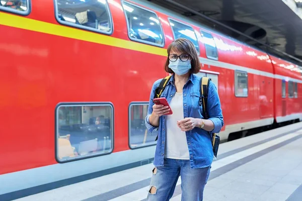 Mulher Passageiro Máscara Facial Médica Com Smartphone Esperando Plataforma Ferroviária — Fotografia de Stock