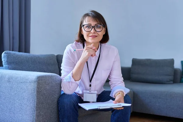 Portrait Female Psychologist Sitting Sofa Office Female Therapist Social Worker — Stockfoto