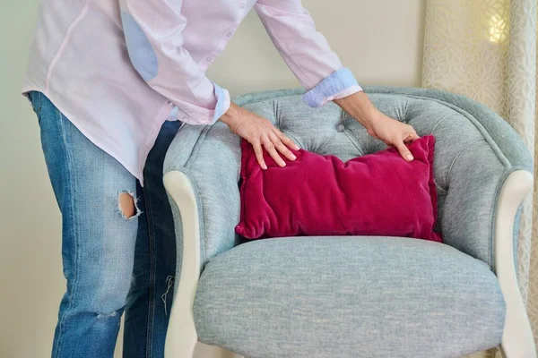 Woman Decorating Blue Armchair Velvet Pink Cushion Home Interior Decoration — Stockfoto