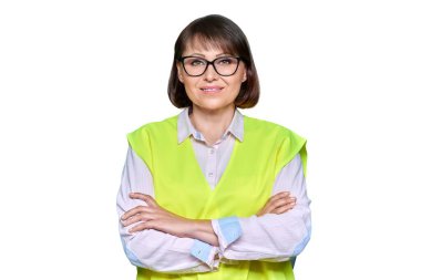 Güvenlik yeleği giymiş, beyaz izole edilmiş arka planda çapraz kollu kameraya bakan kendine güvenen sanayi kadınının portresi. Mühendislik, inşaat, satış, iş yönetimi, iş kadrosu kavramı
