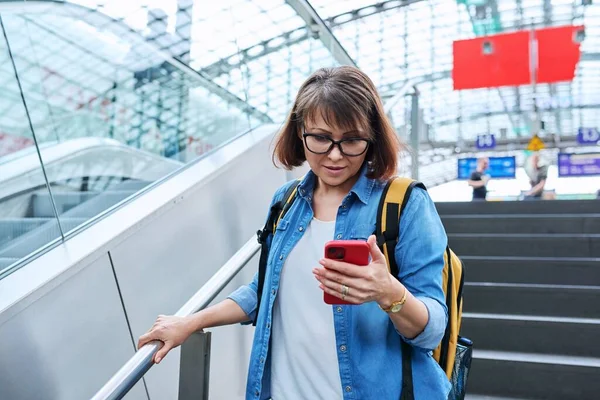 Middle Aged Woman Backpack Smartphone Her Hands Walking Stairs Escalator — Stock Photo, Image