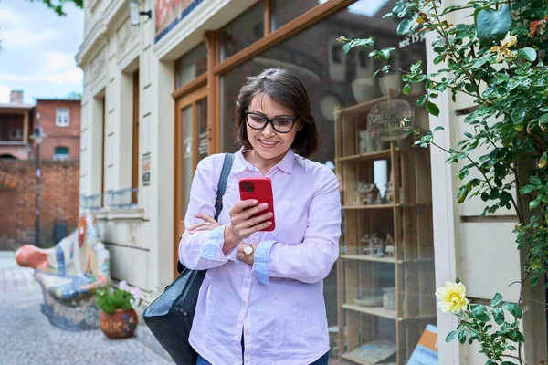 Smiling Confident Mature Female Looking Smartphone Outdoor Positive Beautiful Middle — Stock Photo, Image