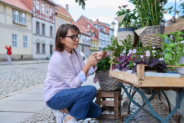 Woman Shopping Choosing Pot Plant Store Outdoor Rack City Street — Stockfoto