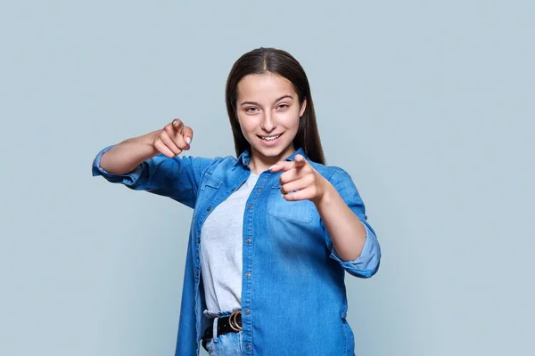 Schöne Teenager Mädchen Zeigt Mit Dem Zeigefinger Auf Sie Auf — Stockfoto