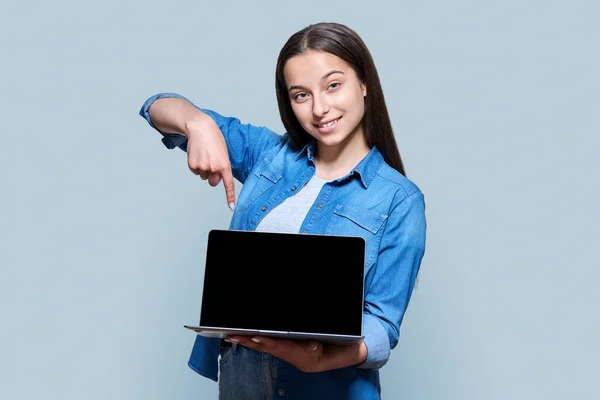 Teenage Girl Showing Blank Computer Laptop Screen Posing Gray Color — Stock Photo, Image