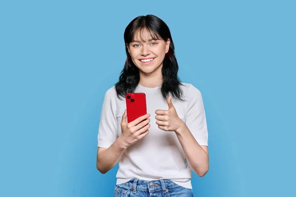 Portrait Young Happy Teenage Female Mobile Phone Smartphone Showing Gesture — Fotografia de Stock
