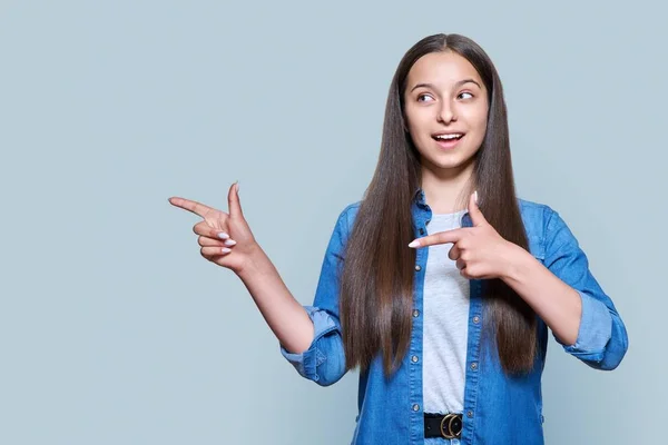 Teenage Adorable Girl Pointing Fingers Side Space Text Gray Background — Stock Photo, Image
