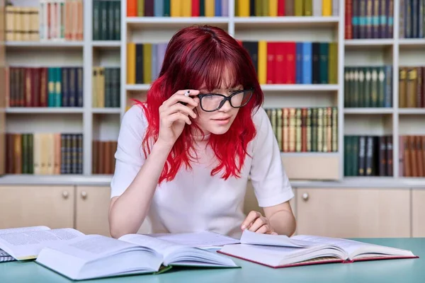 Tienjarige Vrouwelijke Student Studeert Bibliotheekklas Zit Aan Een Bureau Met — Stockfoto