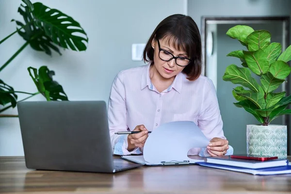 Dojrzała Kobieta Pracująca Laptopem Siedząc Przy Biurku Biurze Biznes Freelancing — Zdjęcie stockowe