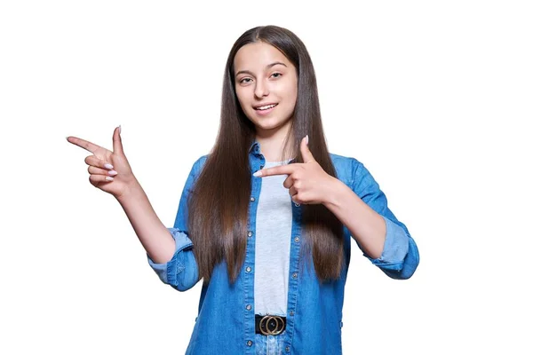 Nastolatka Urocza Dziewczyna Wskazując Palcem Bok Przestrzeni Dla Tekstu Białym — Zdjęcie stockowe