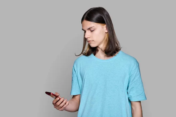 Teenager Mit Smartphone Der Hand Auf Grauem Hintergrund Ernsthafter Teenager — Stockfoto